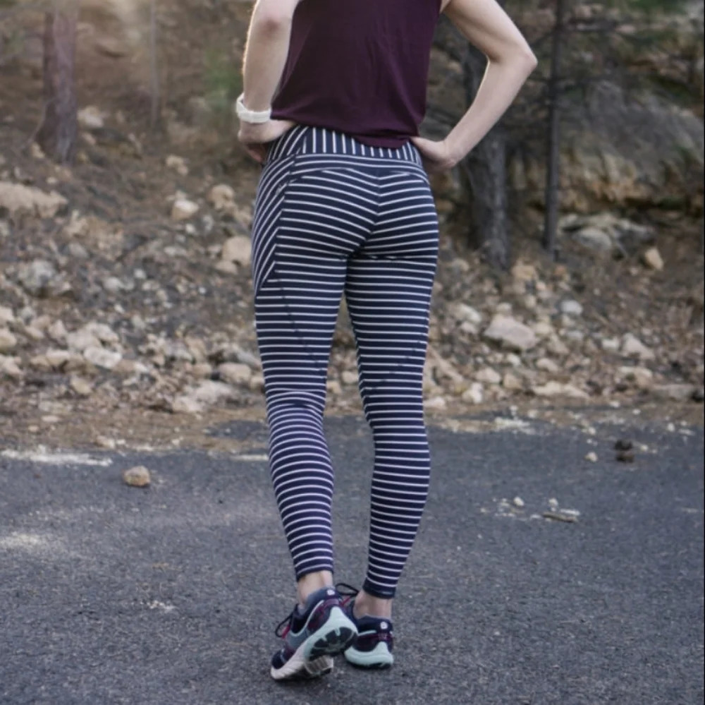 Athleta xs contender Striped Black White Athletic leggings 7/8